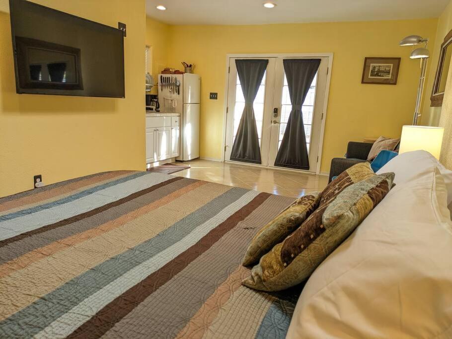 W/ Private Access And Patio Appartamento *