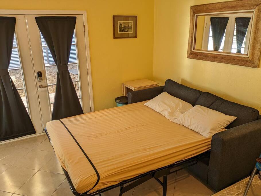 W/ Private Access And Patio Appartamento