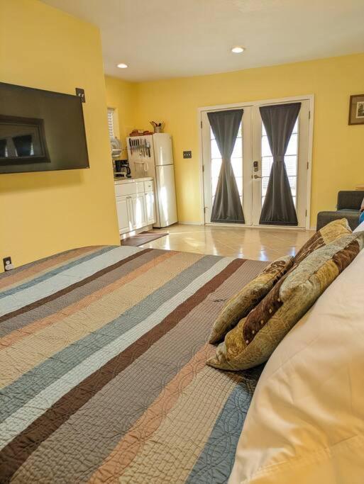 W/ Private Access And Patio Appartamento